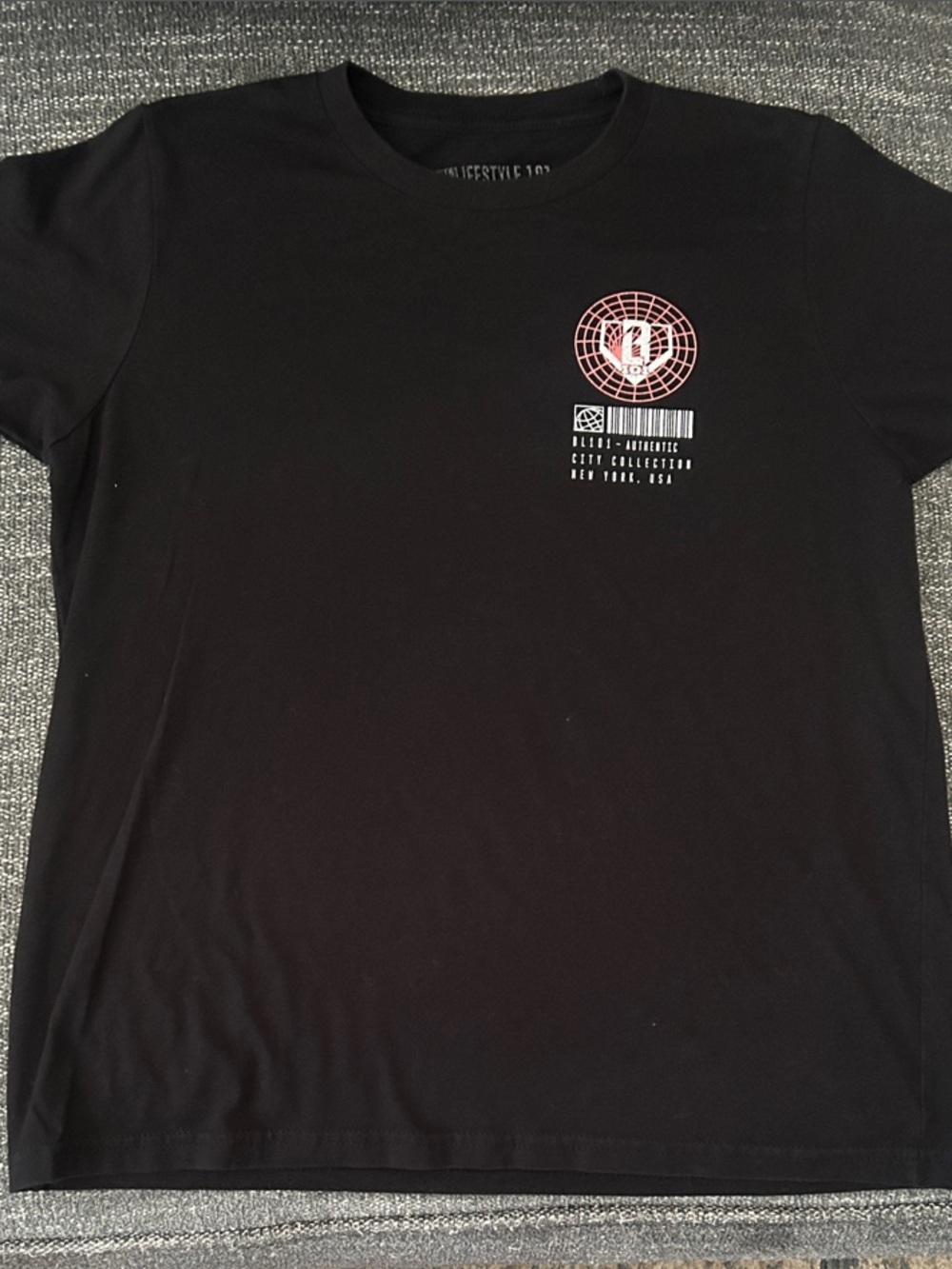 Baseball Lifestyle 101–Like New! Black Short-Sleeve Tee with Small Front Graphic